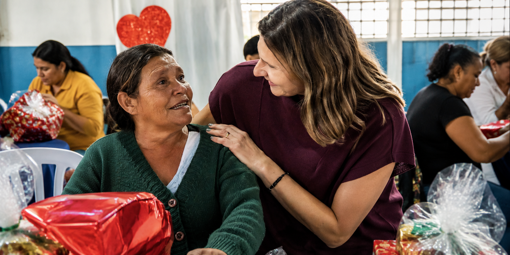 Fabiana Parro em atendimento à comunidade